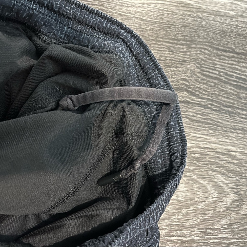 Lululemon Men’s Lined Shorts - Picture 7 of 7